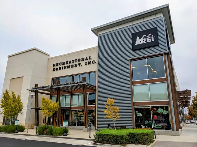 REI