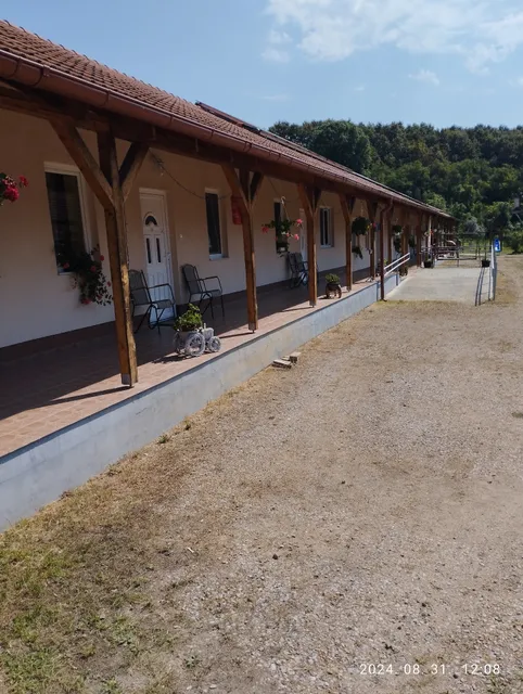 Tünde Panzió Hangony