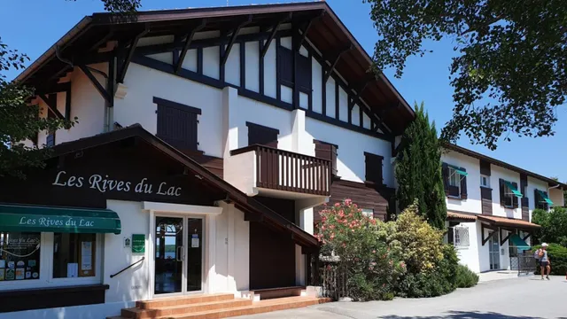 Les Rives du lac de Léon