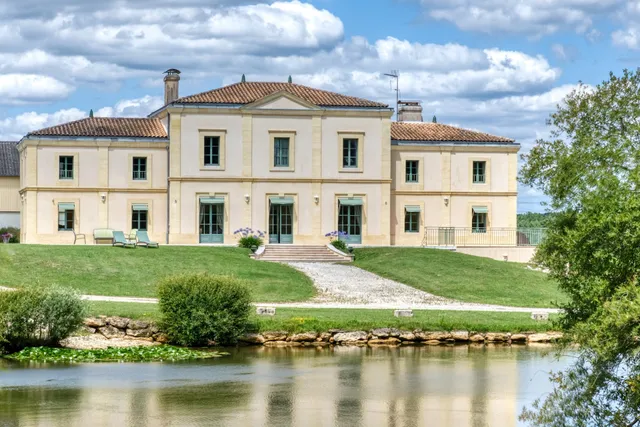 Château La Poste - Domaine De L’Émeraude