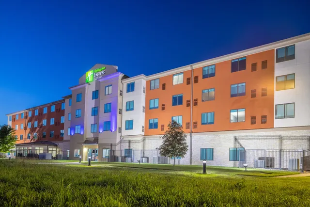 Holiday Inn Express & Suites Kansas City Airport by IHG