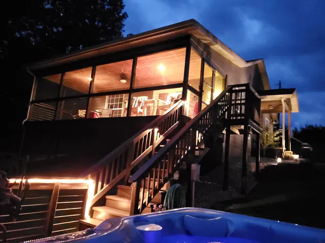 Doc's Lakeside Cabin