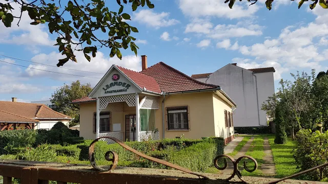 Leander Apartmanház