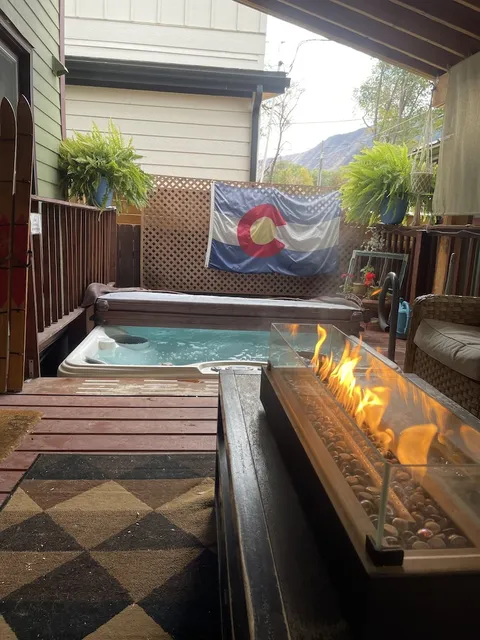 Downtown BnB King Bed Clawfoot Tub & Jacuzzi