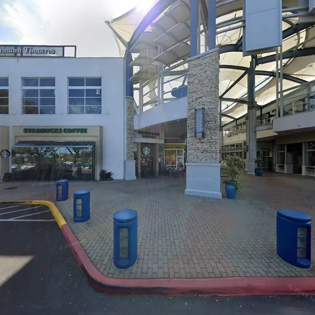Kahului空港近くのショッピングセンター、スタバやメーシーズが入っている、近くにGS多数