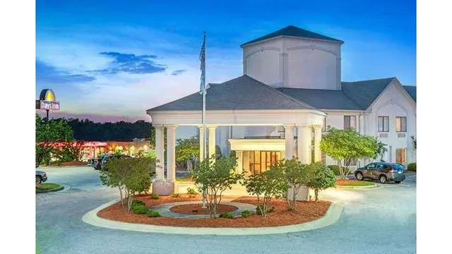 Days Inn by Wyndham Louisburg