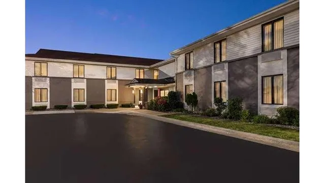 Super 8 by Wyndham Germantown/Milwaukee