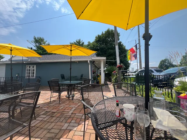 Teas Your Spirits, Eatery