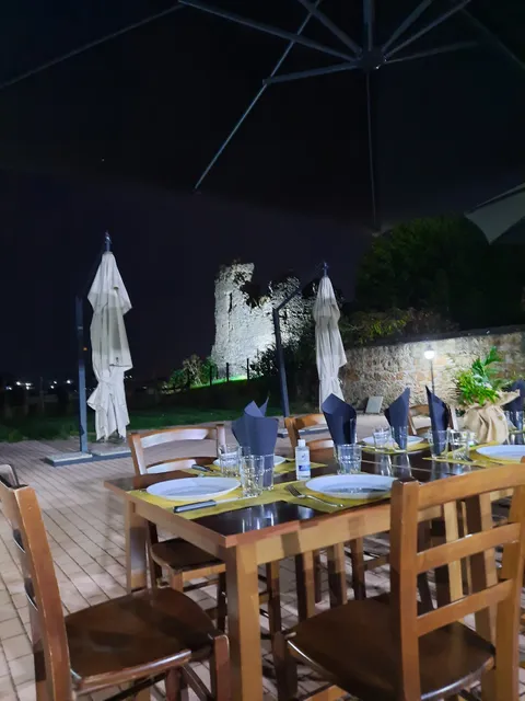 Pizzeria alla Torre del Rischiaro (1.250 d.C) preghiera di strada.