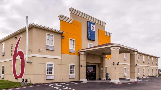 Motel 6 Jourdanton, TX