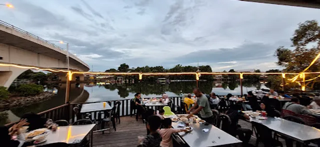 Medan Ikan Bakar Kuala Ibai (bawah jambatan)