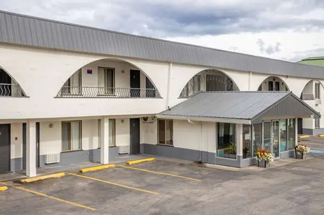 Howard Johnson by Wyndham Downtown Kamloops