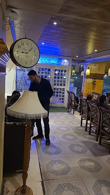 Stream Restaurant || Best Restaurant On Dal Lake || INDIAN AND AUTHENTIC KASHMIRI WAZWAN