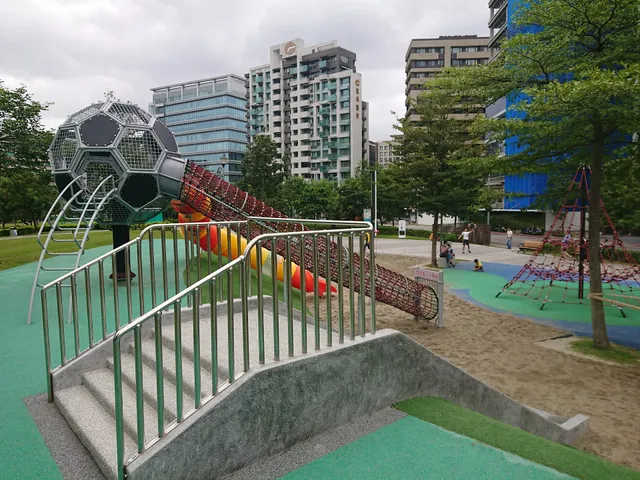 明美公園兒童遊樂場