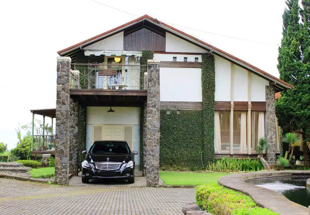 De Villa 1 Istana Bunga by House in Bandung