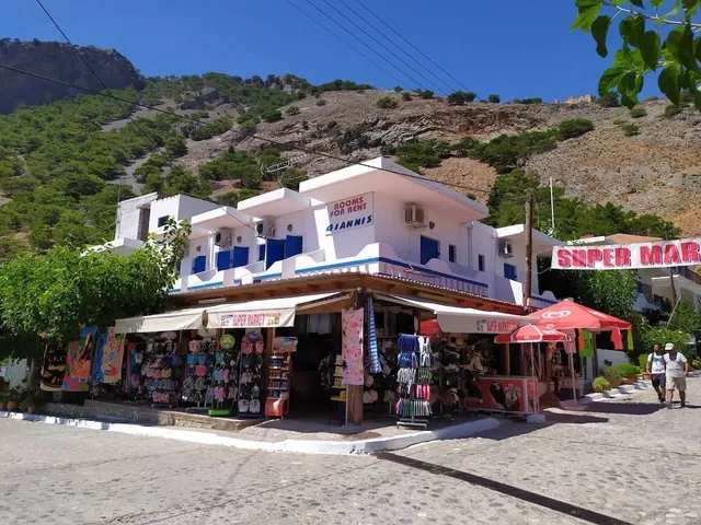 Giannis market - rooms