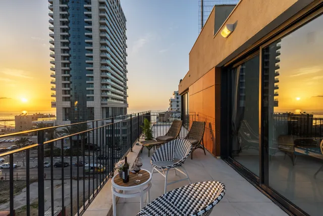 The Promenade Art - By TLV2GO