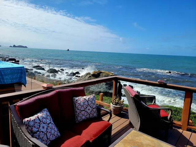 White Rock Resort - Ocean Front View Cabins - Smith River, CA