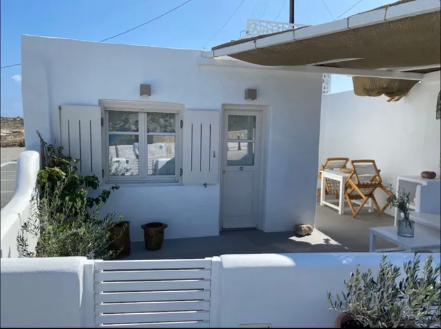 Aerides Mandrakia Milos