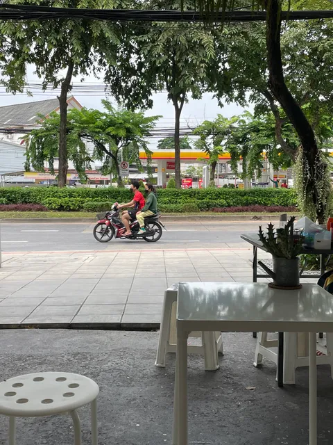 ก้อนจ้วน BRUNCH & BISTROS