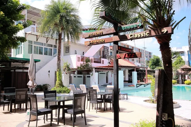 The Blue Lagoon : Pool Bar and Restaurant