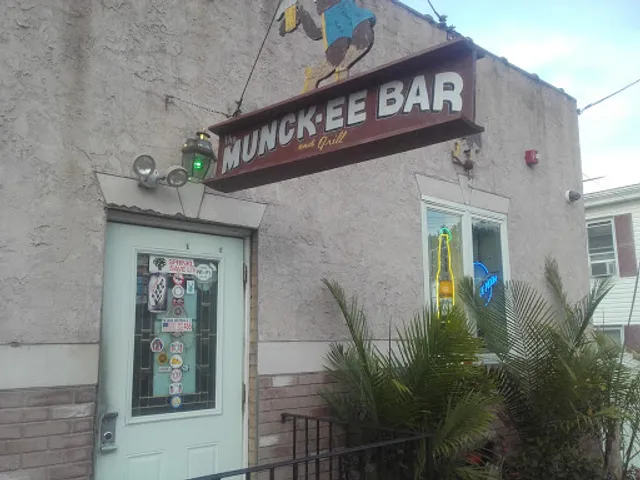 The Munckee Bar and Grill