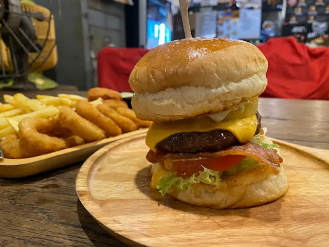 Ampol Burger Angsila อำพลเบอร์เกอร์ อ่างศิลา