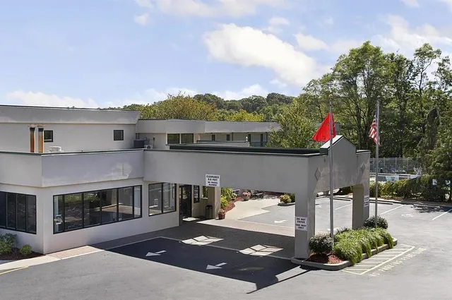 Hilltop Inn & Suites Yonkers