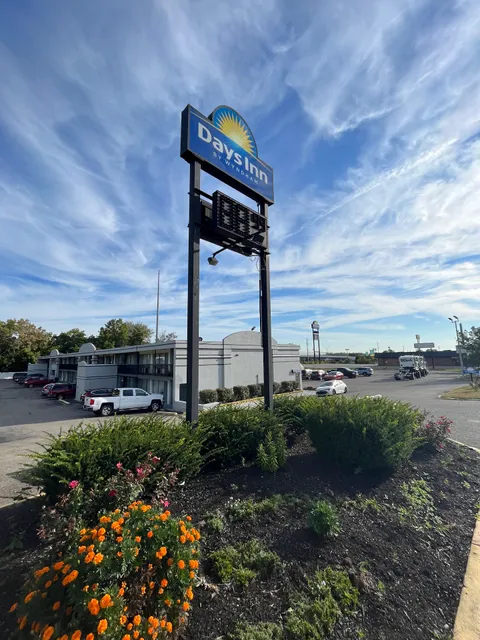 Days Inn & Suites by Wyndham Dayton North