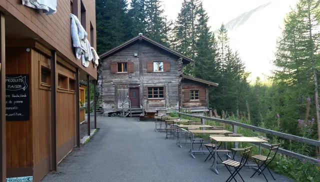 Maya Joie, L'auberge