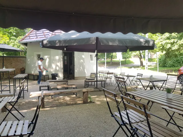 KÚTHÁZ Újhullámos kávékortyoló