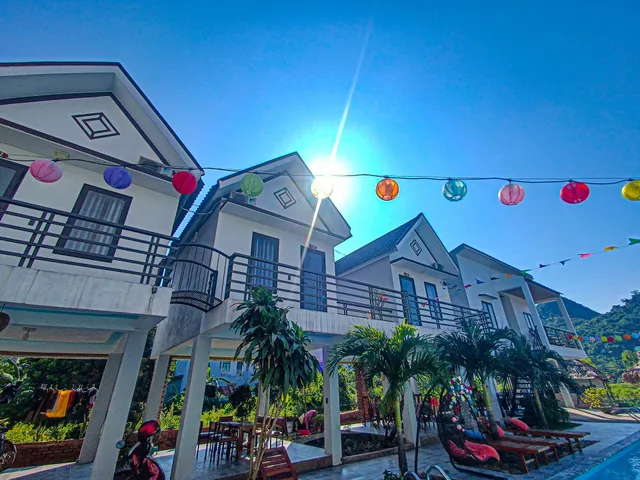 Yolo Pool Bar Villas