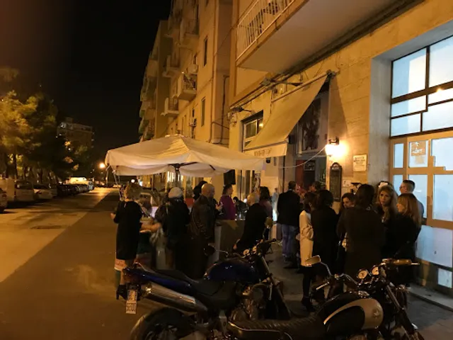 Blow-Up Cocktail Bar