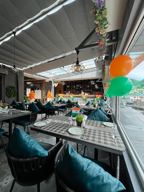 18_DOWNTOWN & CAFE RESTAURANT