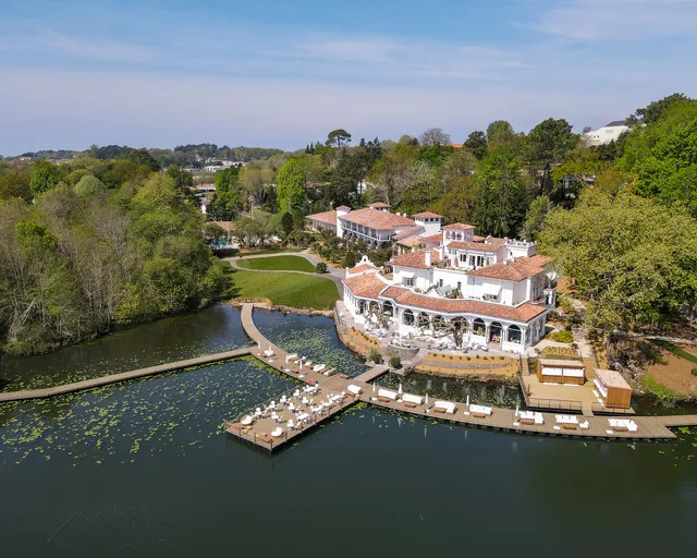 Brindos, Lac & Château