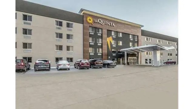 La Quinta Inn & Suites by Wyndham Cleveland - Airport North