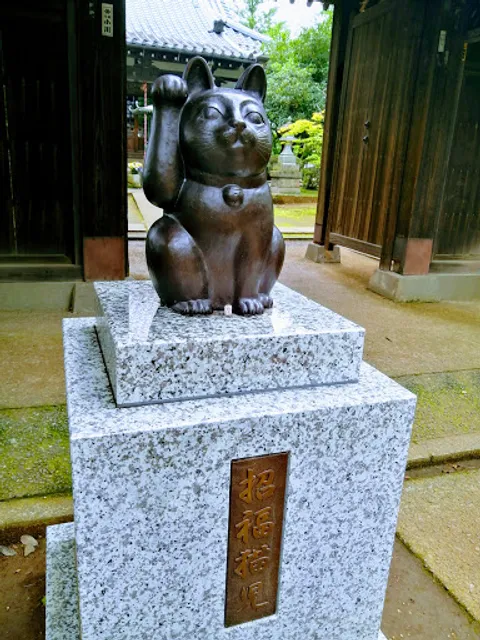 Maneki-neko sculpture