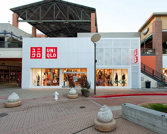 UNIQLO Bay Street