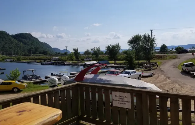 Hoochies II River Road Resort