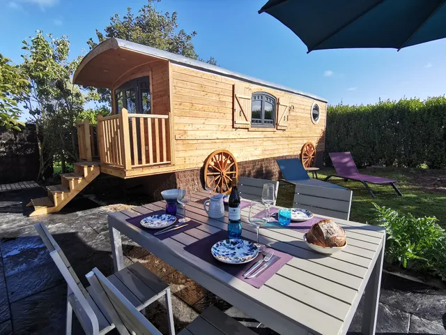 Séjour bien-être en hébergement insolite Roulotte ou en Gîte à 800 m des plages SPA massage jacuzzi sauna
