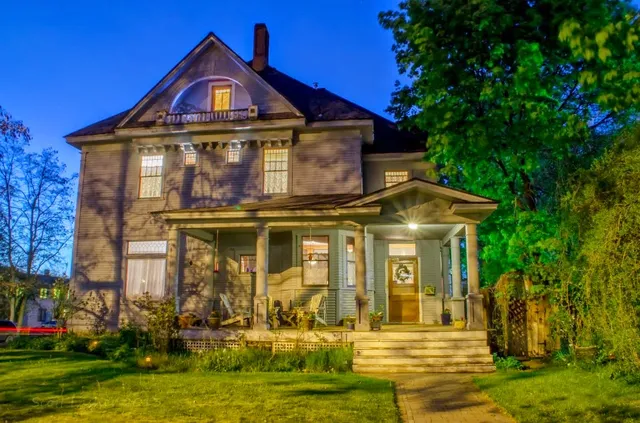 1899 House Bed & Breakfast