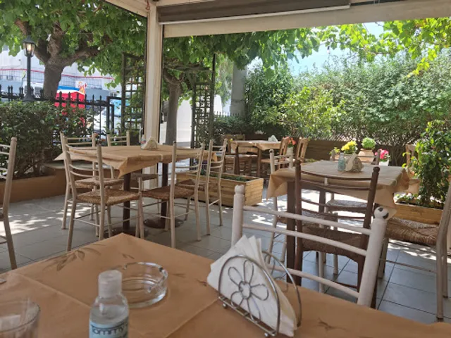 Αυλή Μεζέ Πατήσια