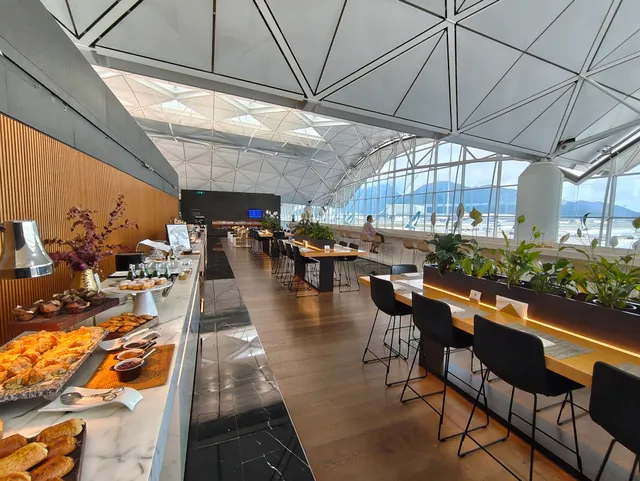 Cathay Pacific - The Wing, Business Class Lounge