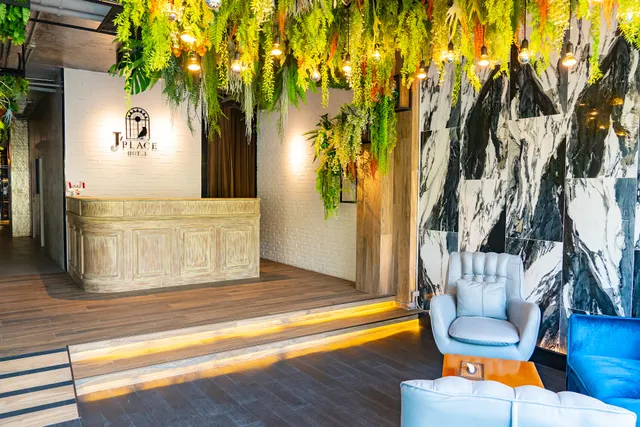 J Place Hotel
