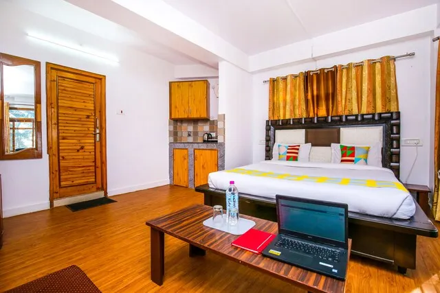 OYO Home 11584 Modern Studio