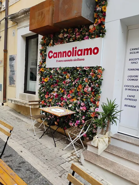 Cannoliamo il vero cannolo Siciliano - Noto