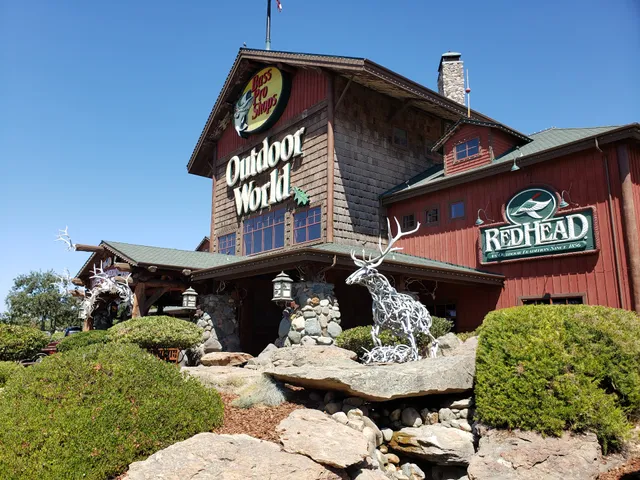 Bass Pro Shops/Cabela’s Boating Center
