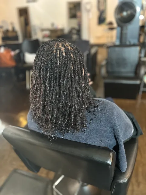 Uhuru Salon STL