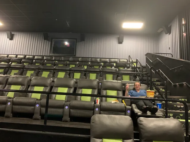 Riverview Cinemas 8 & Playhouse