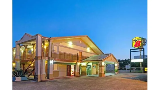 Super 8 by Wyndham La Marque TX/Texas City Area